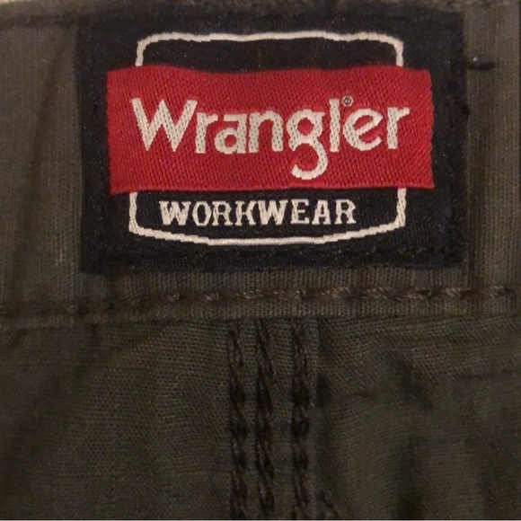 Men’s Wrangler Army Green Pants - Picture 2 of 4